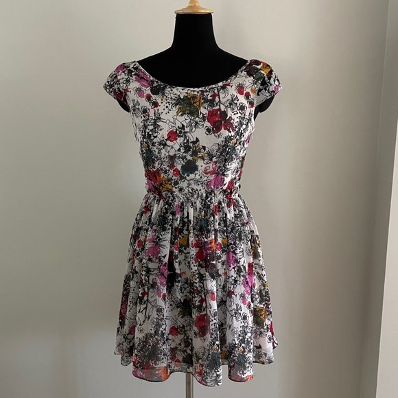 Aritzia Dresses & Skirts - Aritzia Talula Floral Print Dress